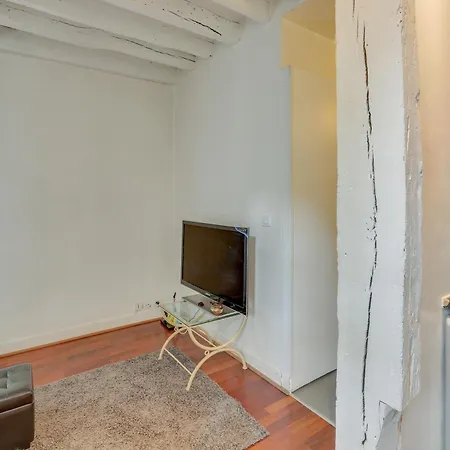 5 Minutes From Paris And The Metro *